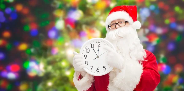 Hombre disfrazado de santa claus con reloj —  Fotos de Stock