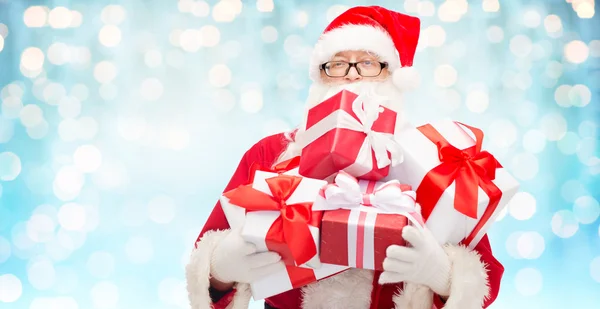 Homme en costume de Père Noël claus avec des boîtes-cadeaux — Photo
