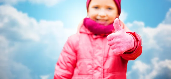 Happy girl showing thumbs up over blue sky — Zdjęcie stockowe