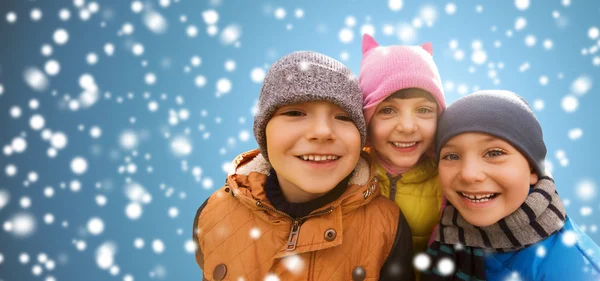 Bambini felici che si abbracciano sullo sfondo della neve — Foto Stock