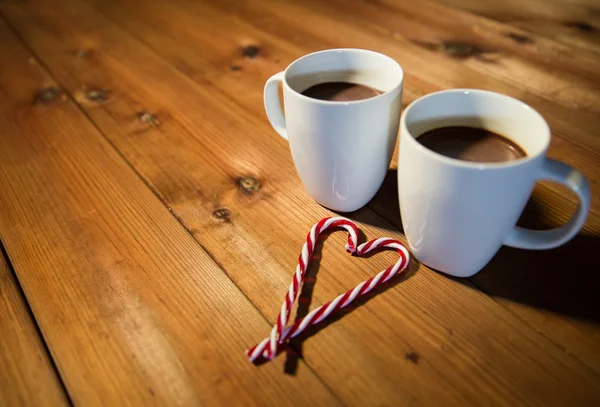 Bastones y copas de caramelo de Navidad en la mesa de madera —  Fotos de Stock