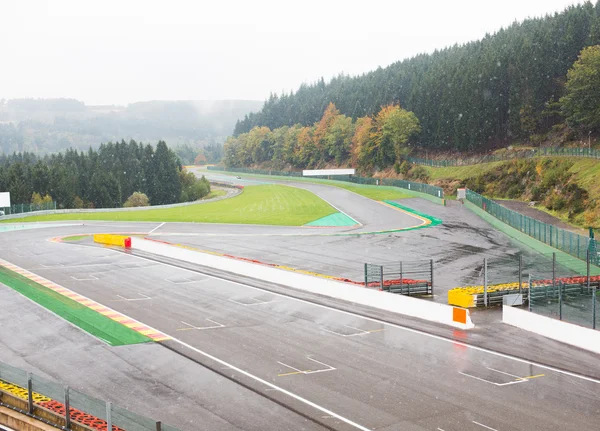 Fermer la piste de course ou la route et la neige — Photo