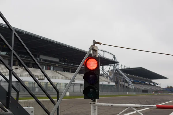 Semáforos vermelhos e sinal de estrada na pista de corrida — Fotografia de Stock
