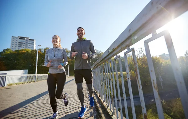 Pareja feliz corriendo al aire libre — Foto de Stock