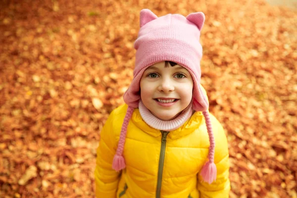 Happy little girl in autumn park — Stock Photo, Image