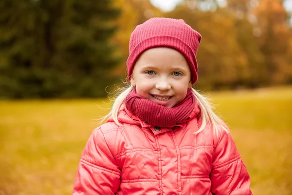 Glückliches kleines Mädchen im Herbstpark — Stockfoto