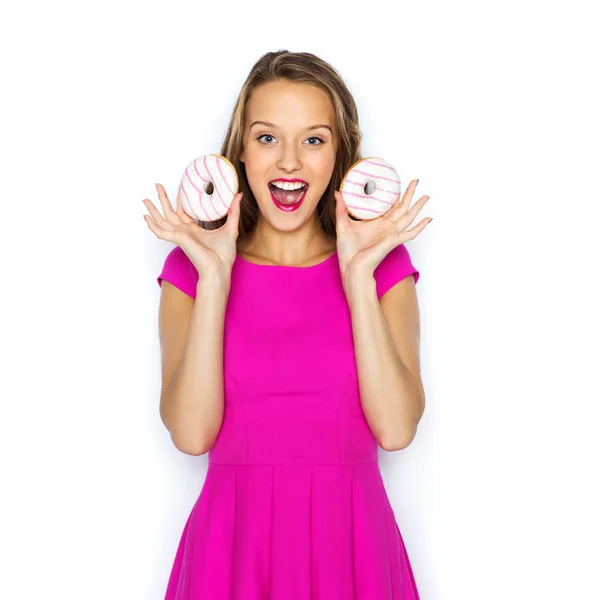 Glückliche Frau oder Teenager-Mädchen mit Donuts — Stockfoto