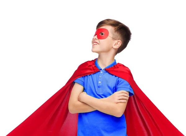 Junge in rotem Superhelden-Umhang und Maske — Stockfoto