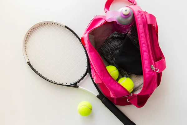 Närbild på tennis grejer och kvinnliga Sportväska — Stockfoto