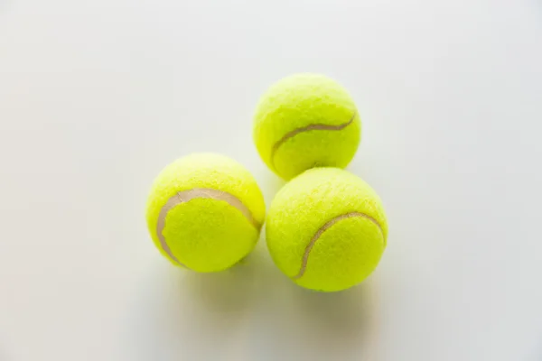 Nahaufnahme von drei gelben Tennisbällen — Stockfoto