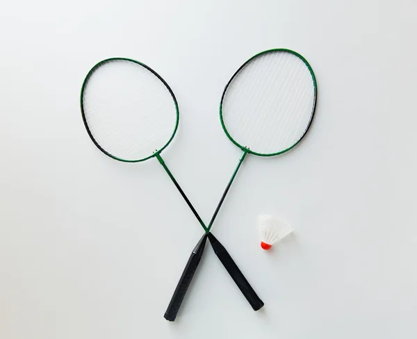 Primo piano di racchette badminton con volano — Foto Stock