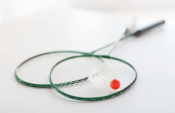 Närbild på badmintonracketar med badmintonbollen — Stockfoto