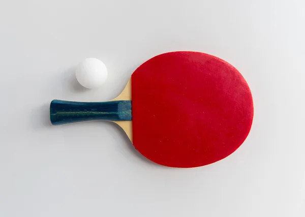 Primer plano de raquetas de tenis de mesa con pelota —  Fotos de Stock