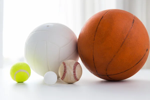 Farklı spor topları kümesi yakın çekim — Stok fotoğraf