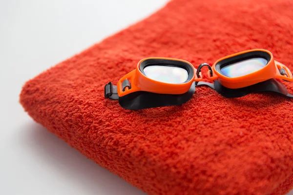 Крупним планом окуляри для плавання та рушник — стокове фото