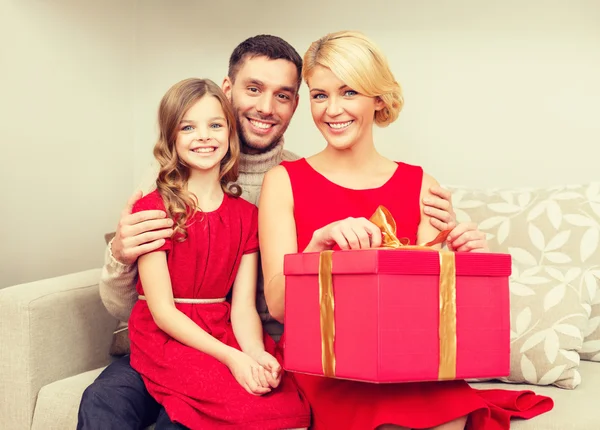 Openen van de doos van de gift en gelukkige familie Rechtenvrije Stockfoto's