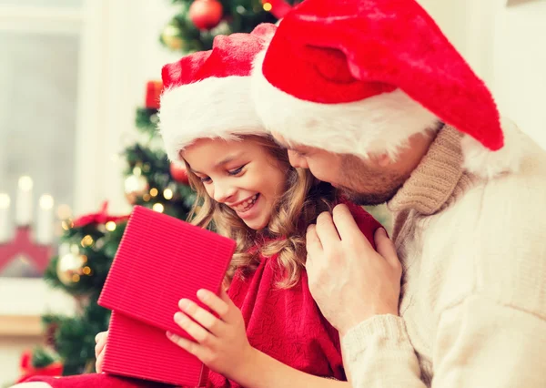Souriant père et fille ouverture boîte cadeau — Photo