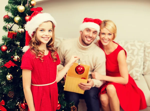 Sorrindo família decoração árvore de Natal — Fotografia de Stock
