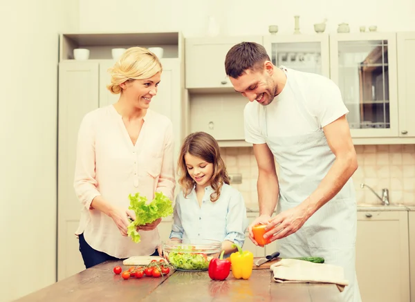 Familia feliz haciendo la cena en la cocina —  Fotos de Stock