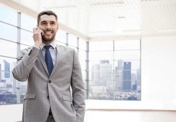 Happy young businessman calling on smartphone — Stock Photo, Image