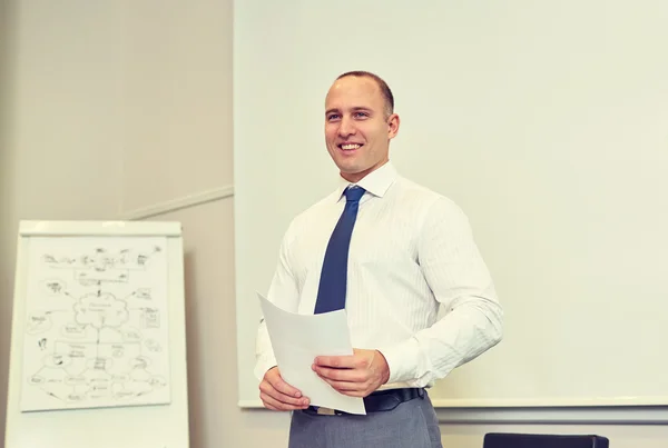 Sonriente hombre de negocios en la presentación en la oficina — Foto de Stock