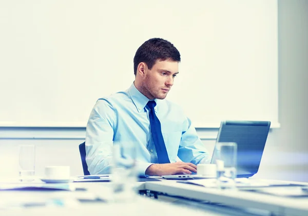 Uomo d'affari con laptop che lavora in ufficio — Foto Stock