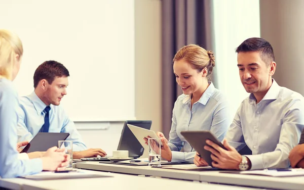Sonriente gente de negocios con tableta PC en la oficina —  Fotos de Stock