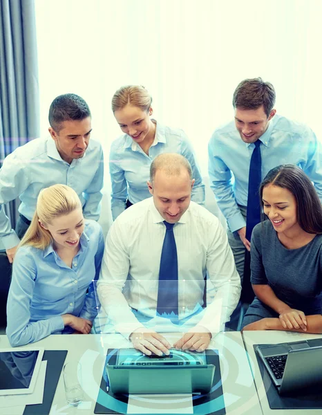 Gente de negocios sonriente con computadora portátil en la oficina — Foto de Stock