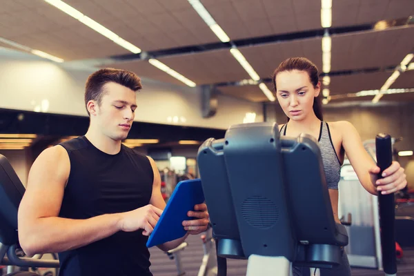 Woman with trainer exercising on stepper in gym — Stock Photo, Image