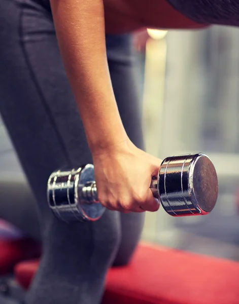 Close up of couple with dumbbell exercising in gym — Stock Photo, Image