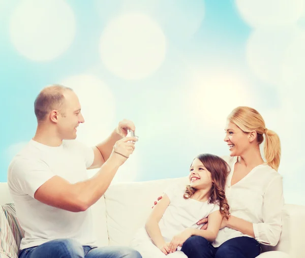 Met camera thuis en gelukkige familie — Stockfoto