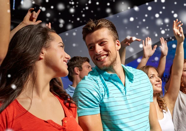 Lächelnde Freunde bei Konzert im Club — Stockfoto