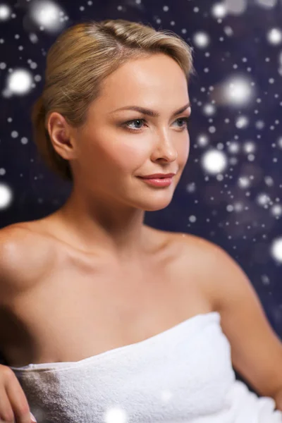 Beautiful woman sitting in bath towel at sauna — ストック写真