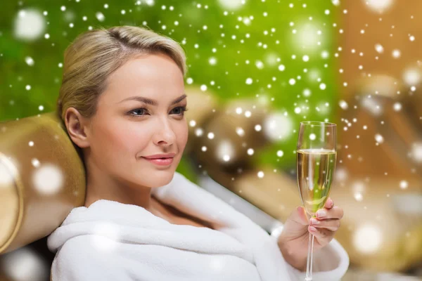 Schöne junge Frau trinkt Champagner im Wellnessbereich — Stockfoto