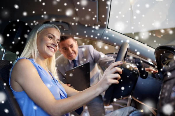 Mujer feliz con concesionario de coches en auto show o salón — Foto de Stock
