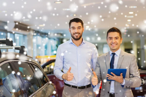 Homem feliz mostrando polegares para cima em auto show ou salão — Fotografia de Stock