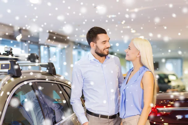 Heureux couple acheter une voiture dans le salon ou le salon de l'automobile — Photo