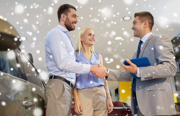Pasangan bahagia dengan dealer mobil di auto show atau salon — Stok Foto