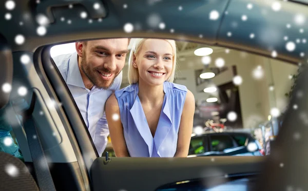 Feliz pareja comprando coche en auto show o salón — Foto de Stock