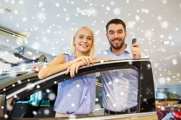 Heureux couple acheter une voiture dans le salon ou le salon de l'automobile — Photo