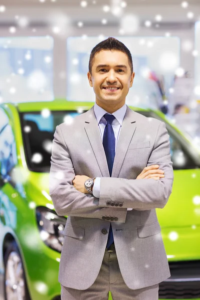 Homme heureux au salon de l'auto ou salon de la voiture — Photo