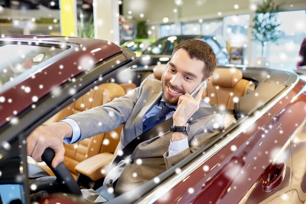 Mann telefoniert auf Ausstellung oder Autosalon mit Smartphone — Stockfoto