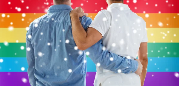 Gros plan de heureux mâle gay couple câlins — Photo