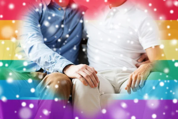 Close up de feliz masculino gay casal abraçando em casa — Fotografia de Stock