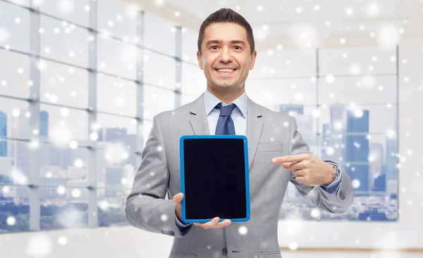 Hombre de negocios feliz en traje que muestra la pantalla de la tableta PC —  Fotos de Stock