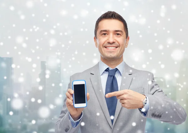 Glücklicher Geschäftsmann zeigt Smartphone-Bildschirm — Stockfoto