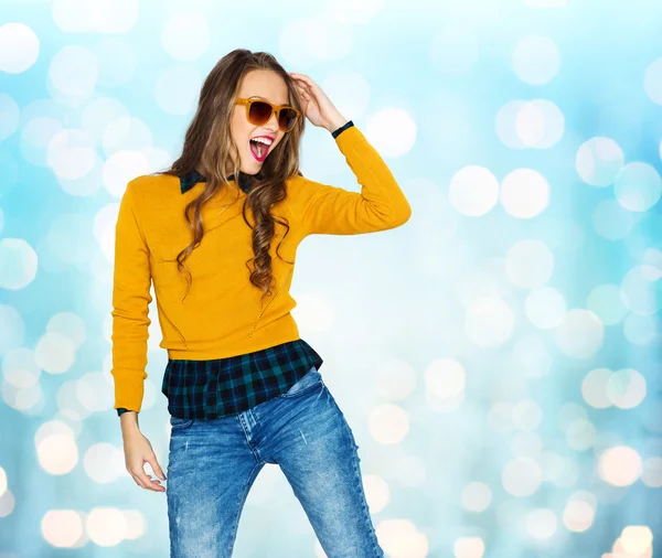 Jovem feliz ou menina adolescente em roupas casuais — Fotografia de Stock