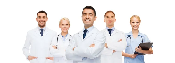 Grupa lekarzy uśmiechający się ze schowka — Zdjęcie stockowe