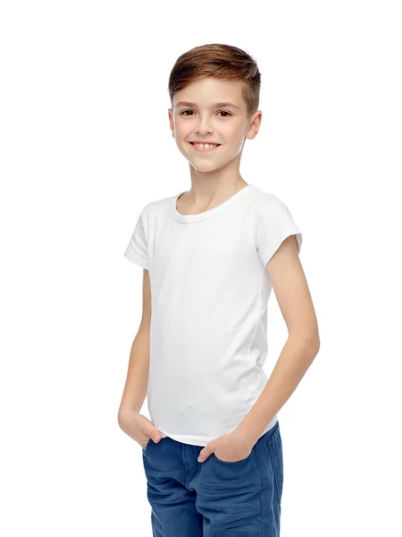 Niño feliz en camiseta blanca y jeans —  Fotos de Stock