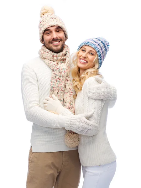 겨울 옷 껴 안고 웃는 커플 — 스톡 사진